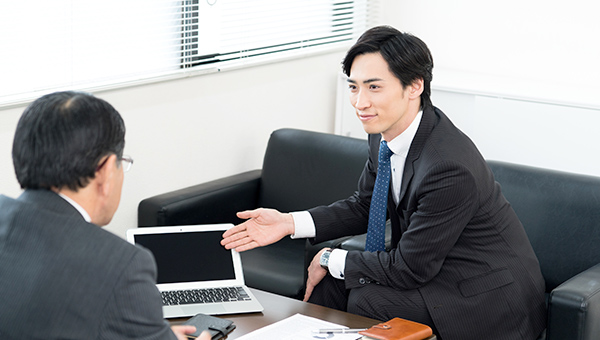 打ち合わせをしている2人の男性の写真